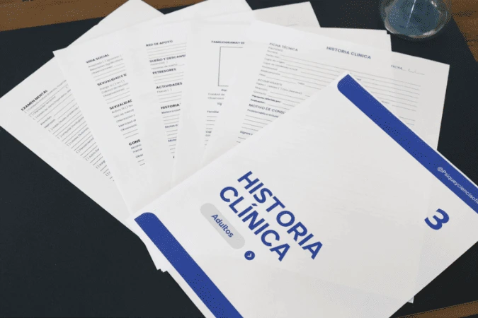 Formato de Historia Clínica para adultos impreso, junto con hojas de exploración y seguimiento